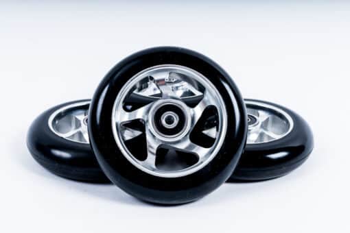 Set of three universal rollerski wheels, showcasing their sleek design, high-performance construction, and compatibility with brands like FF, IDT, Swenor, Swix, and Fischer.