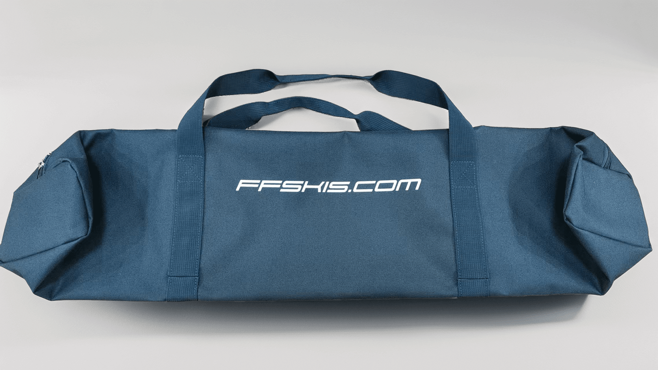 Rollerskibag in blue with white FFskis.com logo – robust water-resistant rollerski bag for travel and competitions