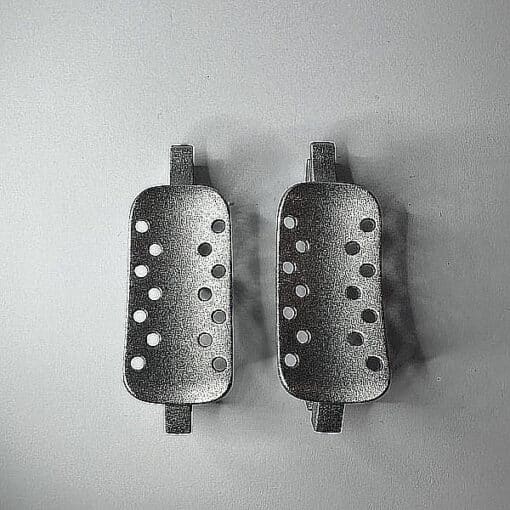 Two metallic brake blades for rollerskis