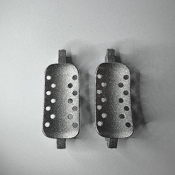 Two metallic brake blades for rollerskis